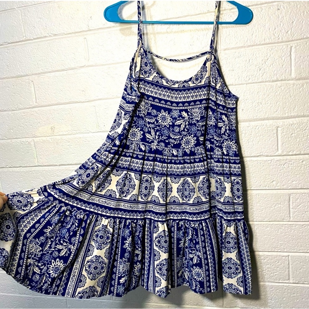 Cute open back summer dress. Vintage loose fit steeyzer  Paisley floral.  M/L